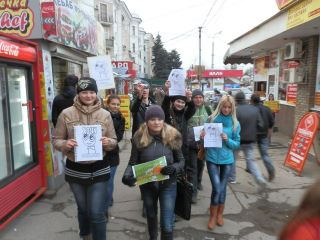 В Луганске любвеобильные девушки «напали» на милиционеров. Те спаслись бегством (фото, видео)