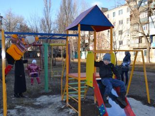 Благодаря Метинвесту в Молодогвардейске появилась детская площадка фото