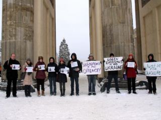 В Берлине провели акцию в поддержку нигерийского студента которого судят в Луганске фото