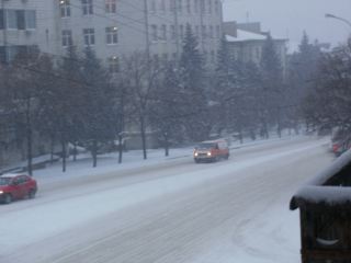 В Луганске дороги чистят  спецмашин