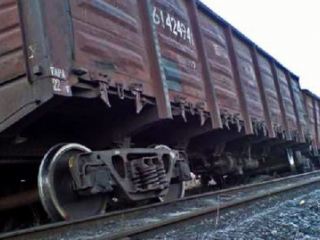 Тепловоз и  вагонов сошли с рельс в Луганской области