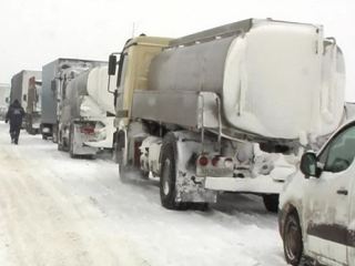 Затор из  машин ликвидировали в Луганской области видео