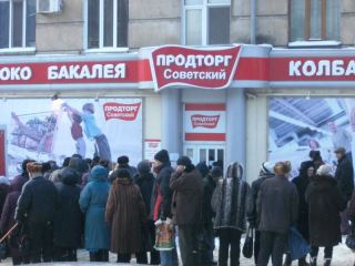 Луганские пенсионеры мерзнут на улице чтобы получить новогодние подарки фото