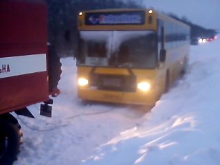 Луганские спасатели вытащили из снежного заноса автобус с  пассажирами