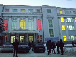 Луганская академия искусств сменила окрас к Новому году (фото) 
