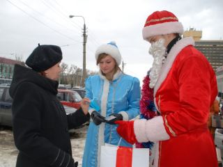 По Луганску ходили новогодние персонажи и просили жителей стать добрее фото