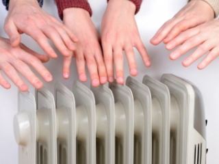 На Луганщине семья инвалидов замерзает в неотапливаемой квартире