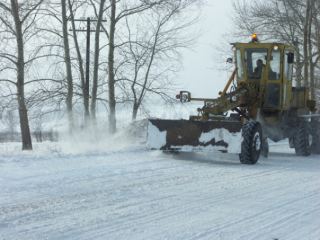 На луганских дорогах работают  единиц техники