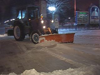 В Луганске круглосуточно убирают снег