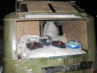 Мужчину с тюками женской одежды поймали на луганской границе