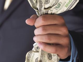 На взятке в  долларов поймали чиновника из Луганской области