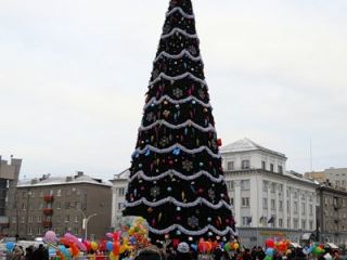 В Луганске начали демонтаж городской елки