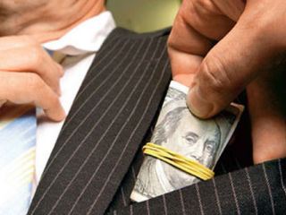 Чиновникувзяточнику из Краснолучской мэрии грозит до  лет тюрьмы