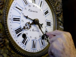 Нужно ли 2 раза в год переводить часы? – Опрос Cxid.info