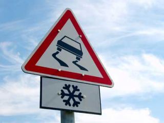 В Луганской области дорога превратилась в каток видео