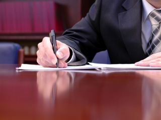 Стахановский предприниматель скрываясь от налоговой проворачивал незаконные сделки