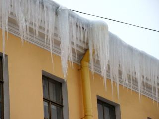 Луганчанам рассказали в чьей юрисдикции находятся сосульки