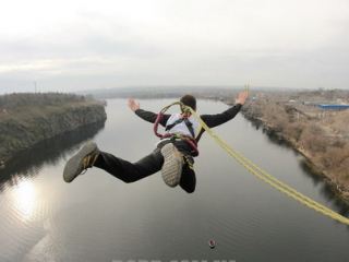 Житель Алчевска на Крещение прыгнул в Днепр с 40-метровой высоты