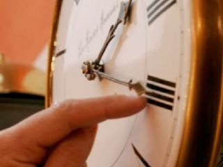 Перевод часов в Украине мнения луганчан фото