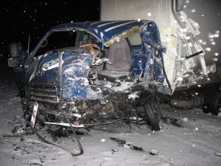 На Луганщине иномарка столкнулась с грузовиком один человек погиб и четверо пострадали фото