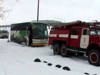 Луганские спасатели освободили из снежного плена  человек фото