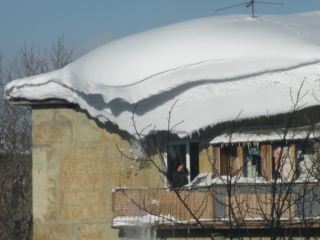 Изза снега в поселке на Луганщине обвалилась крыша пятиэтажки