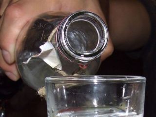 Житель Луганска попался на продаже паленой водки