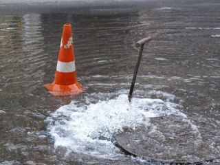 Аварию на водоводе в Алчевске пытались ликвидировать с помощью… снега (видео)