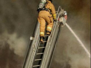 У спасателей Луганской области нет пожарных лестниц для высотных зданий