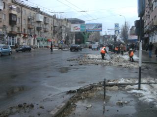 В Луганске очищают от снега улицы (фото)