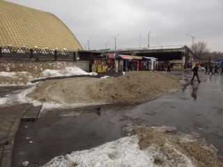 Луганские водители жалуются на снег кирпичи и бутылки на дорогах фото