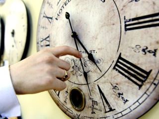 Отмена перевода часов принесет луганчанам проблемы  Ученый
