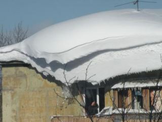 В Луганской области изза снега рухнула крыша жилого дома