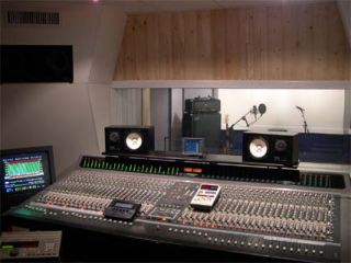 Зарубежные студенты пишутся в луганских студиях звукозаписи видео