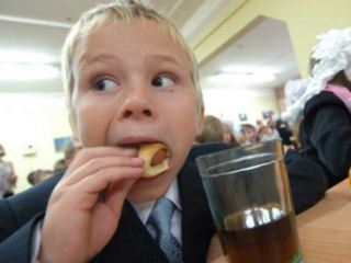 В Луганской области школьников кормили низкосортными продуктами