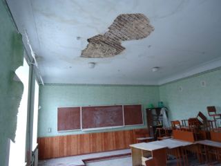 В Луганской области родители детей, оставшихся без школы, грозятся перекрыть трассу 