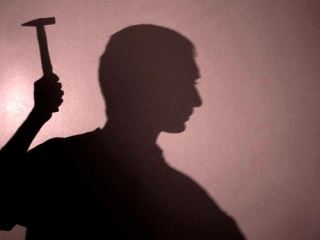 В Луганской области мужчина убил подругу молотком а тело выбросил на улицу