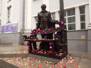 Памятник матусовскому в луганске фото