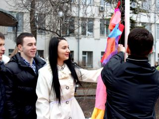 В Луганске Валентин и Валентина подняли флаг любви фото