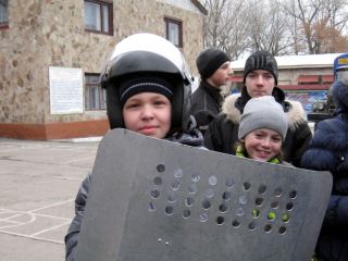 Луганских школьников окунули в милицейские будни фото