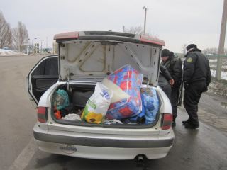 На Луганщине задержали мужчину который пытался провезти вне таможенного контроля икону и нож фото