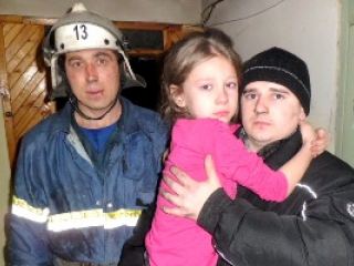 В Луганской области во время пожара спасли летнего ребенка фото