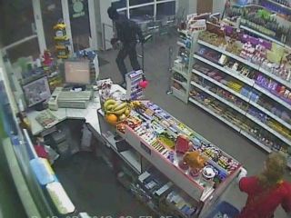 Луганчанин в маске террориста ограбил магазин на автозаправке фото