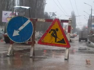 В Луганске латают дороги шлаком и плиткой видео