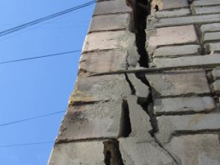 В Луганске может рухнуть жилой дом