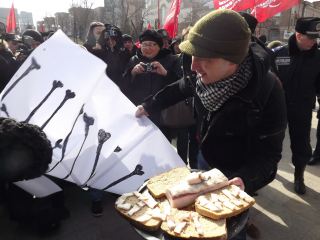 В Луганске танцевали на костях тирана фото видео