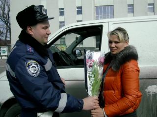 На Луганщине инспекторы ГАИ вооружились цветами