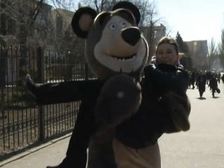 Огромный медведь носил луганчанок на руках (видео)