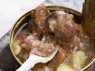 Луганчан обманывают производители консервов и молочки