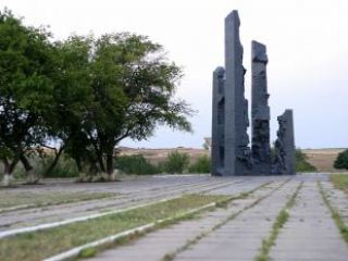 Краснодонский памятник Непокоренные от вандалов не пострадал на нем нет ни царапины